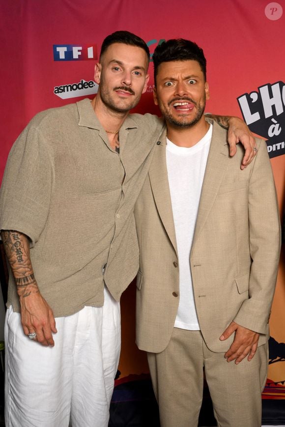 Exclusif - Matt Pokora et Kev Adams au photocall lors de l'enregistrement de l'émission "L'humour à la plage" pour la 2eme édition du festival de Juan les Pins à la pinède Gould le 27 juin 2025.© Bruno Bebert / Bestimage