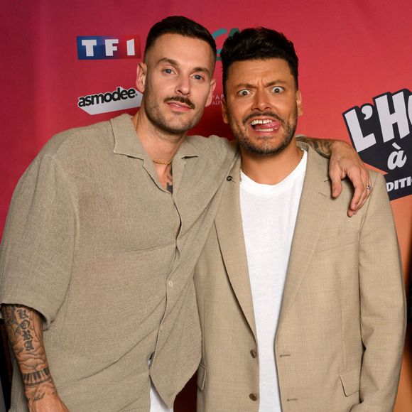 Exclusif - Matt Pokora et Kev Adams au photocall lors de l'enregistrement de l'émission "L'humour à la plage" pour la 2eme édition du festival de Juan les Pins à la pinède Gould le 27 juin 2025.© Bruno Bebert / Bestimage