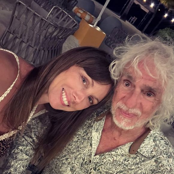 Louis Bertignac, le guitariste emblématique, profite d’une pause loin de l’hiver parisien à l’île Maurice avec sa femme Laetitia, de 34 ans sa cadette, et leur fils Jack. 

Publication Instagram de Laetitia Bertignac.