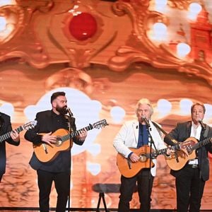 Côté musique, de grands noms comme Daniel Guichard, Salvatore Adamo et Chico Bouchikhi partageront la scène avec leurs enfants.
Exclusif - Daniel Guichard avec Chico et les Gypsies lors de l'enregistrement de l'émission "Famille je vous aime" présentée par Michel Drucker et qui sera diffusée le vendredi 29 mai sur France 3, à Paris, France, le 4 décembre 2025. © Gaffiot-Perusseau/Bestimage