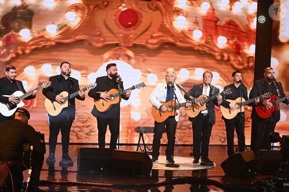 Côté musique, de grands noms comme Daniel Guichard, Salvatore Adamo et Chico Bouchikhi partageront la scène avec leurs enfants.

Exclusif - Daniel Guichard avec Chico et les Gypsies lors de l'enregistrement de l'émission "Famille je vous aime" présentée par Michel Drucker et qui sera diffusée le vendredi 29 mai sur France 3, à Paris, France, le 4 décembre 2025. © Gaffiot-Perusseau/Bestimage
