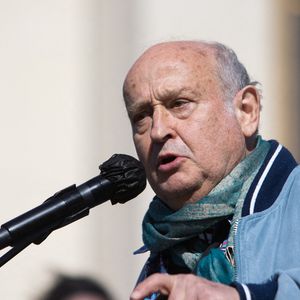 L'auteur-compositeur français Michel Jonasz prononce un discours lors d'un rassemblement de personnes demandant justice pour la défunte Sarah Halimi sur la place du Trocadéro à Paris le 25 avril 2021. Photo par Raphael Lafargue/ABACAPRESS.COM