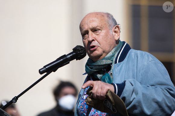 L'auteur-compositeur français Michel Jonasz prononce un discours lors d'un rassemblement de personnes demandant justice pour la défunte Sarah Halimi sur la place du Trocadéro à Paris le 25 avril 2021. Photo par Raphael Lafargue/ABACAPRESS.COM