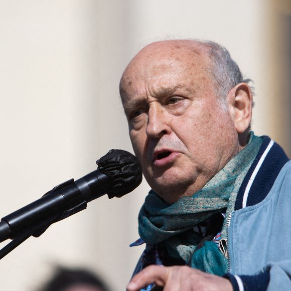 L'auteur-compositeur français Michel Jonasz prononce un discours lors d'un rassemblement de personnes demandant justice pour la défunte Sarah Halimi sur la place du Trocadéro à Paris le 25 avril 2021. Photo par Raphael Lafargue/ABACAPRESS.COM