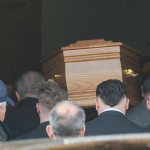 Jean Dujardin porte le cercueil - Arrivées aux obsèques de Bruno Salomone en l'église Sainte-Anne de Polangis de Joinville-le-Pont (Val-de-Marne) le 23 mars 2026. © Cyril Moreau - Dominique Jacovides / Bestimage