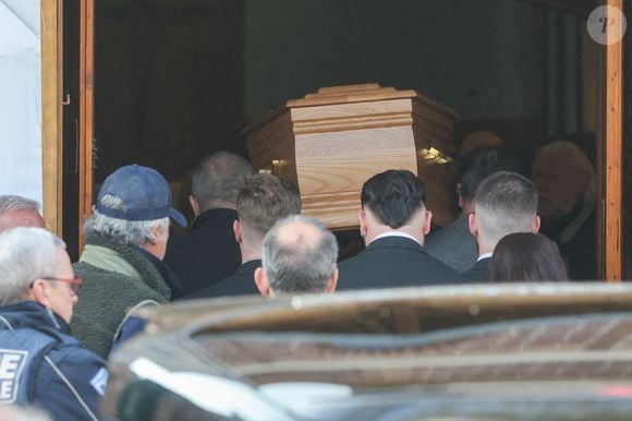 Jean Dujardin porte le cercueil - Arrivées aux obsèques de Bruno Salomone en l'église Sainte-Anne de Polangis de Joinville-le-Pont (Val-de-Marne) le 23 mars 2026. © Cyril Moreau - Dominique Jacovides / Bestimage