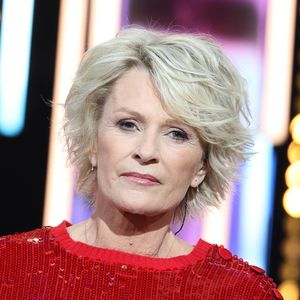 Malgré cela, elle a dû continuer à assurer ses émissions à l’antenne dès le lendemain.

Sophie Davant - Les personnalités se mobilisent lors de la 37ème édition du Téléthon sur le plateau de France 2, avec pour parrain Vianney. Cette année, 80,6 millions de dons ont été promis. Le 9 décembre 2023.
© Coadic Guirec / Bestimage