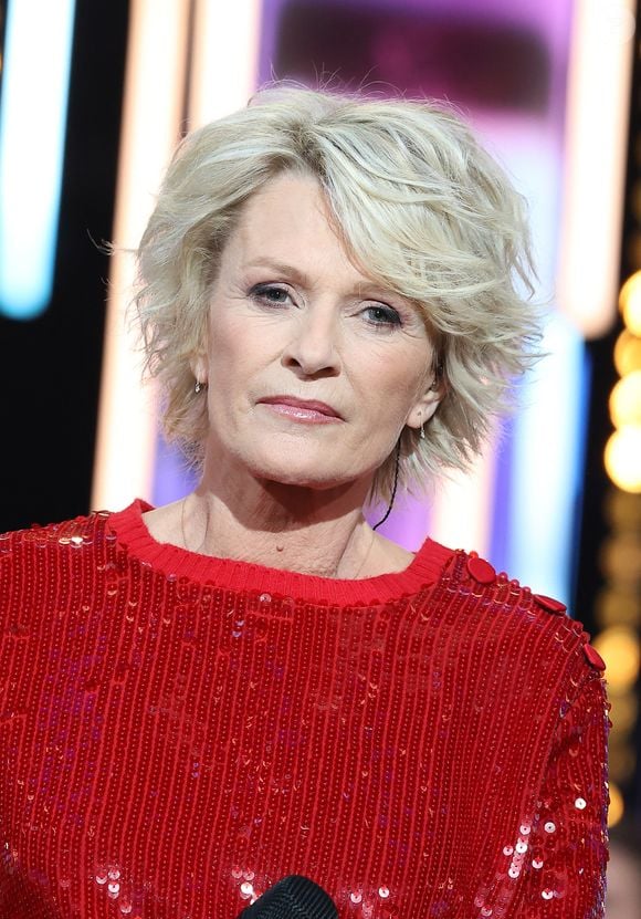 Malgré cela, elle a dû continuer à assurer ses émissions à l’antenne dès le lendemain.

Sophie Davant - Les personnalités se mobilisent lors de la 37ème édition du Téléthon sur le plateau de France 2, avec pour parrain Vianney. Cette année, 80,6 millions de dons ont été promis. Le 9 décembre 2023.
© Coadic Guirec / Bestimage