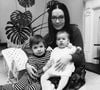 Passionnée par sa carrière et occupée à traverser le monde où elle était très demandée, Nana Mouskouri n'a pas pu voir ses enfants grandir. Elle les a confiés à une nounou.

La chanteuse Nana Mouskouri pose avec ses deux enfants dans son appartement de Londres. Photo par Keystone Press Agency/ZUMA Press Wire