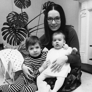 Passionnée par sa carrière et occupée à traverser le monde où elle était très demandée, Nana Mouskouri n'a pas pu voir ses enfants grandir. Elle les a confiés à une nounou.

La chanteuse Nana Mouskouri pose avec ses deux enfants dans son appartement de Londres. Photo par Keystone Press Agency/ZUMA Press Wire