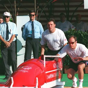 Albert de Monaco aux championnats du monde de bobsleigh d'été à Monaco, pousse le bobsleigh avec ses coéquipiers. AGENCE / BESTIMAGE