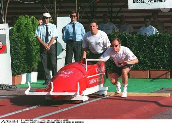 Albert de Monaco aux championnats du monde de bobsleigh d'été à Monaco, pousse le bobsleigh avec ses coéquipiers. AGENCE / BESTIMAGE