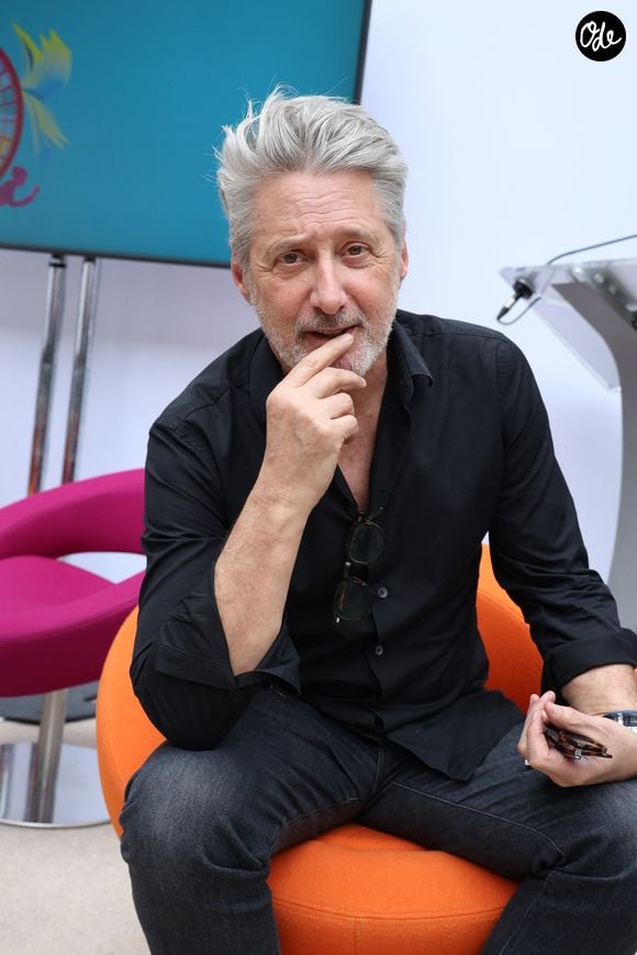 Antoine de Caunes au Festival du Livre de Paris 2025 au Grand Palais à Paris le 12 avril 2025.
© Denis Guignebourg / Bestimage