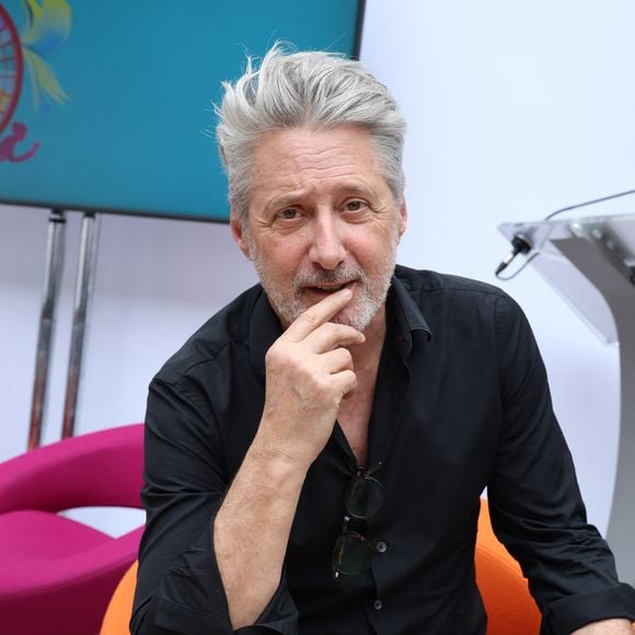Antoine de Caunes au Festival du Livre de Paris 2025 au Grand Palais à Paris le 12 avril 2025.
© Denis Guignebourg / Bestimage