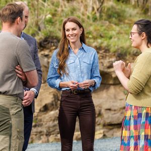 Le prince William, prince de Galles, et Catherine (Kate) Middleton, princesse de Galles, duc et duchesse de Rothesay, visitent une ferme locale sur la côte ouest de l'île de Mull (Ecosse), le 29 octobre 2025. Le prince et la princesse de Galles effectuent une visite de deux jours sur les îles de Mull et d'Iona, les 29 et 30 avril, afin de dialoguer avec les communautés rurales insulaires. 
© Mirrorpix / Bestimage