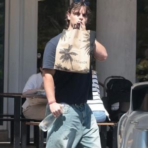 EXCLUSIF Calabasas, CA Sean Preston Federline et Jayden Federline ont été vus en train de faire un arrêt à Erewhon Market à Calabasas. Les frères sont sortis ensemble suite à la première apparition publique de Britney Spears depuis son arrestation pour conduite en état d'ivresse.
Sur la photo : Sean Preston Federline