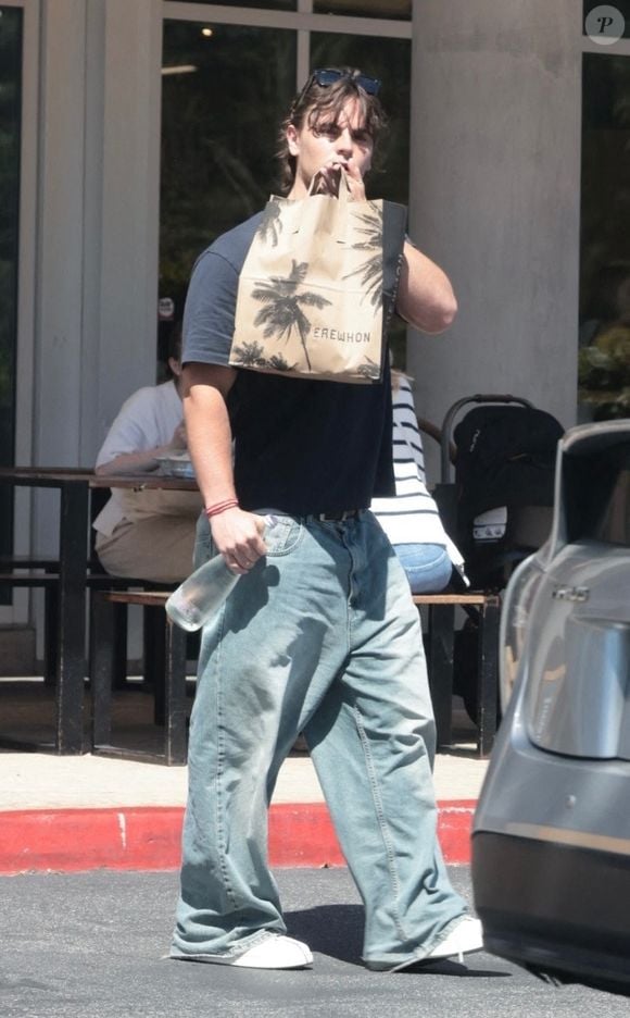 EXCLUSIF Calabasas, CA Sean Preston Federline et Jayden Federline ont été vus en train de faire un arrêt à Erewhon Market à Calabasas. Les frères sont sortis ensemble suite à la première apparition publique de Britney Spears depuis son arrestation pour conduite en état d'ivresse.



Sur la photo : Sean Preston Federline