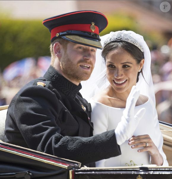 Le prince Harry, duc de Sussex, et Meghan Markle, duchesse de Sussex, en calèche à la sortie du château de Windsor après leur mariage le 19 mai 2018 Agence / Bestimage