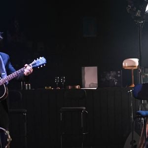 "Résultat, mon père habite chez moi, dans la maison de Monticello que maman s’était fait construire en 1967. Mais je n’ai pas l’intention de le déloger de son repaire corse ! [Rires]" a-t-il déclaré.

Jacques Dutronc et Thomas Dutronc en showcase de leur tournée "Dutronc & Dutronc" au Centre Evénementiel de Courbevoie le 11 avril 2022. © Coadic Guirec/Bestimage