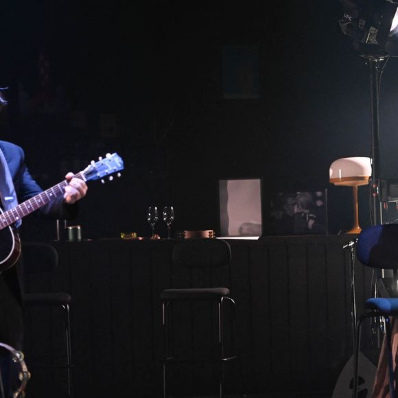 "Résultat, mon père habite chez moi, dans la maison de Monticello que maman s’était fait construire en 1967. Mais je n’ai pas l’intention de le déloger de son repaire corse ! [Rires]" a-t-il déclaré.

Jacques Dutronc et Thomas Dutronc en showcase de leur tournée "Dutronc & Dutronc" au Centre Evénementiel de Courbevoie le 11 avril 2022. © Coadic Guirec/Bestimage