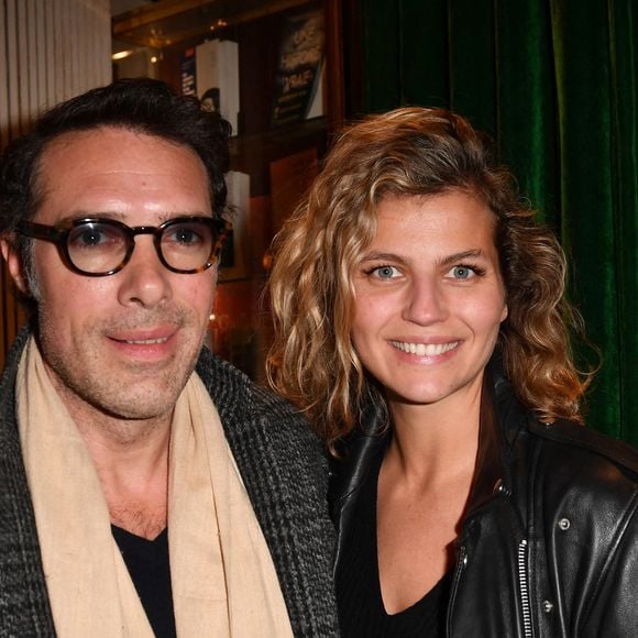 Alors qu'elle fait partie de son récit, il a tenu à lui envoyer des questions pour savoir la façon dont elle a vécu cette histoire.  

Nicolas Bedos et sa compagne Pauline Desmonts - Cocktail pour la sortie du livre de Michel Denisot " On peut rire de tout, sauf en mangeant de la semoule" aux Deux Magots à Paris le 15 mars 2023. © Veeren/ Bestimage