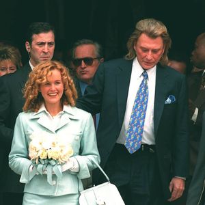 MARIAGE "JOHNNY HALLYDAY"                 "LAETICIA HALLYDAY" PARIS                 "PLEIN PIED"                              NEUILLY                                   TAILLEUR BLEU,BOUQUET DE FLEURS