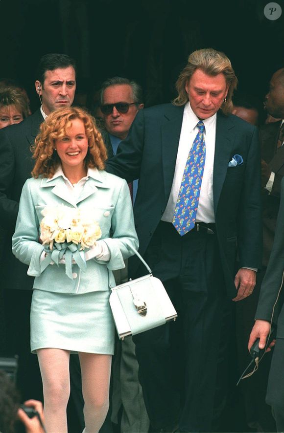 MARIAGE "JOHNNY HALLYDAY"                 "LAETICIA HALLYDAY" PARIS                 "PLEIN PIED"                              NEUILLY                                   TAILLEUR BLEU,BOUQUET DE FLEURS