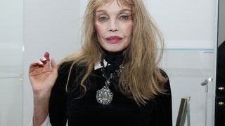 Arielle Dombasle où on ne l'attendait pas ! La chanteuse crée la surprise au concert d'Aya Nakamura