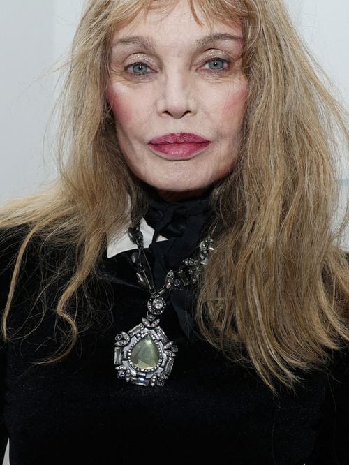 Arielle Dombasle où on ne l'attendait pas ! La chanteuse crée la surprise au concert d'Aya Nakamura