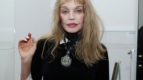 Arielle Dombasle où on ne l'attendait pas ! La chanteuse crée la surprise au concert d'Aya Nakamura