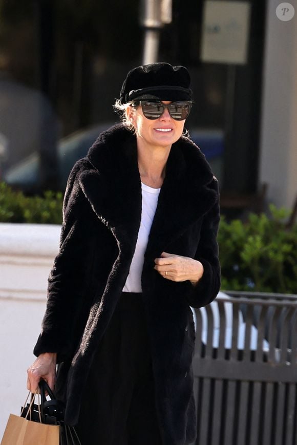 Exclusif - Laeticia Hallyday et son compagnon Jalil Lespert vont faire le marché au Farmer Market à Los Angeles avec une amie le 29 janvier 2023. Auparavant, Jalil est allé faire une séance de sport et prend un appel sur le chemin du retour. Il fume avec une vaporette rose bonbon. POUR INFOS VOIR VENDEUR