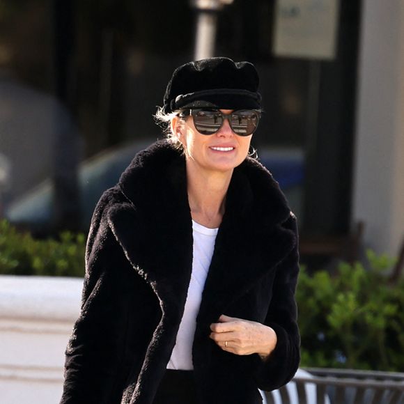 Exclusif - Laeticia Hallyday et son compagnon Jalil Lespert vont faire le marché au Farmer Market à Los Angeles avec une amie le 29 janvier 2023. Auparavant, Jalil est allé faire une séance de sport et prend un appel sur le chemin du retour. Il fume avec une vaporette rose bonbon. POUR INFOS VOIR VENDEUR