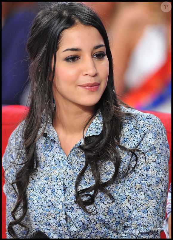 Leïla Bekhti dans Vivement Dimanche