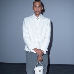 A Uccle, l'ambiance plus huppée, a déjà séduit d'autres célébrités. La chanteuse Angèle y est née et l'humoriste et acteur Dany Boon possède une maison secondaire là-bas.


Stromae assistant au défilé Chanel Womenswear printemps/été 2023 dans le cadre de la semaine de la mode de Paris à Paris, France, le 03 octobre 2022. Photo Aurore Marechal/Abaca