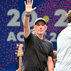 Gad Elmaleh a remis le Trophée Ferret en compagnie de Christian Estrosi, le maire de Nice, venu en famille, à la chanteuse américaine Stella Cole, après son concert sur la scène du Théâtre de Verdure durant le Nice Jazz Fest à Nice, le 21 août 2024.  © Bruno Bebert / Bestimage