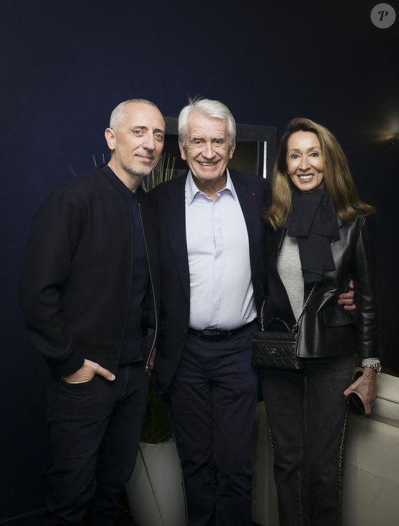 Le producteur et ami des stars avait réservé le Zenith de Rouen pour l'occasion

Gad Elmaleh célèbre les cinquante ans de carrière de Gilbert Coullier sur la scène du Zenith de Rouen à la fin de son spectacle "Lui même". Jack Tribeca / Bestimage