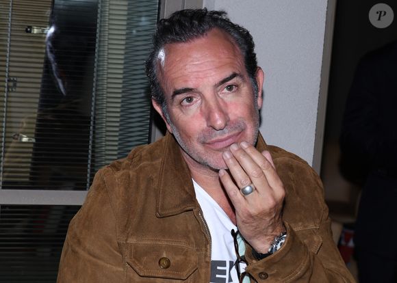 Jean Dujardin - Vernissage de l'exposition photos et du livre "La Boxe fait son cinéma" à l’hôtel Brach à Paris le 23 Septembre 2025. Ces clichés rendent hommage à plus de cinquante acteurs immortalisés dans des scènes où le noble art rencontre le 7ème art. © Denis Guignebourg/Bestimage