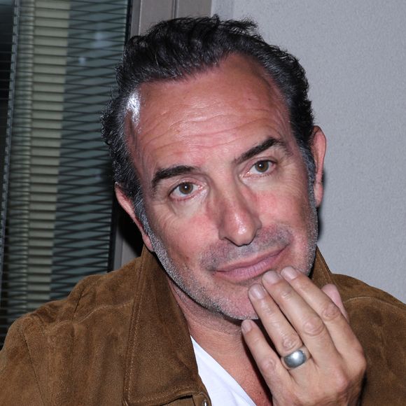 Jean Dujardin - Vernissage de l'exposition photos et du livre "La Boxe fait son cinéma" à l’hôtel Brach à Paris le 23 Septembre 2025. Ces clichés rendent hommage à plus de cinquante acteurs immortalisés dans des scènes où le noble art rencontre le 7ème art. © Denis Guignebourg/Bestimage