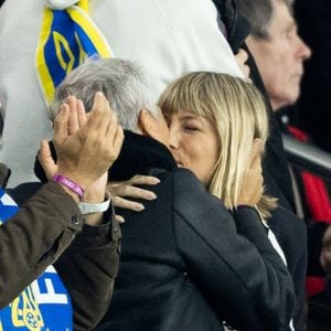 Nagui et sa femme Melanie Page s'embrassent tendrement - Célébrités dans les tribunes du match de qualification de la Coupe du monde 2026 entre la France contre l'Ukraine (4-0) au Parc des Princes à Paris le 13 novembre 2025. © Cyril Moreau/Bestimage