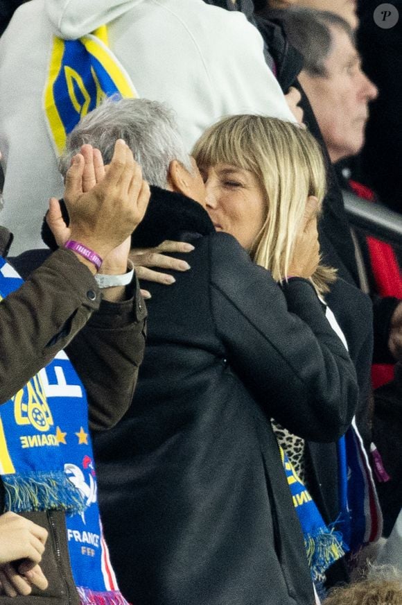 Nagui et sa femme Melanie Page s'embrassent tendrement - Célébrités dans les tribunes du match de qualification de la Coupe du monde 2026 entre la France contre l'Ukraine (4-0) au Parc des Princes à Paris le 13 novembre 2025. © Cyril Moreau/Bestimage