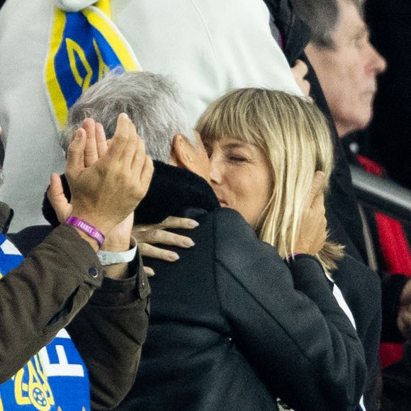 Nagui et sa femme Melanie Page s'embrassent tendrement - Célébrités dans les tribunes du match de qualification de la Coupe du monde 2026 entre la France contre l'Ukraine (4-0) au Parc des Princes à Paris le 13 novembre 2025. © Cyril Moreau/Bestimage
