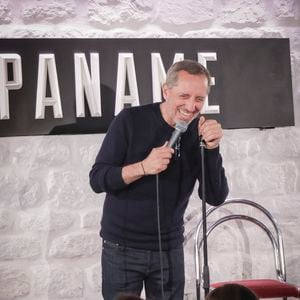 Gad Elmaleh reste en contact avec son public en jouant dans quelques  Comedy Clubs parisiens, et en profite pour tester ses nouveaux textes, Le Paname Art Café. Le 23 avril 2023. © Jack Tribeca / Bestimage