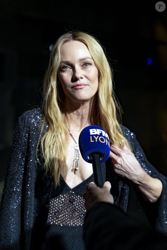 Vanessa Paradis lors de la cérémonie d'ouverture de la 15ème édition du festival Lumière à la Halle Tony Garnier de Lyon le 12 octobre 2024. © Sandrine Thesillat / Panoramic / Bestimage