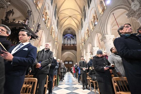 Des fidèles au début de la première messe publique au cours de laquelle l'archevêque de Paris Laurent Ulrich dirigera les prières pour consacrer le nouvel autel principal, conçu par l'artiste et designer français Guillaume Bardet, à la cathédrale Notre-Dame de Paris, à Paris, le 8 décembre 2024. La cathédrale Notre-Dame nouvellement restaurée devrait accueillir le public pour la première fois le 8 décembre 2024, après une cérémonie de réouverture historique au cours de laquelle les pompiers, les constructeurs et les artistes ont été célébrés pour leur travail de sauvegarde du chef-d'œuvre du XIIe siècle. Le monument parisien bien-aimé a failli brûler en 2019, mais il a été rénové à l'intérieur et doté d'un nouveau toit et d'une nouvelle flèche au cours d'un effort de reconstruction frénétique depuis lors. Photo by Eliot Blondet/ABACAPRESS.COM