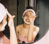 De nombreux dermatologues alertent désormais sur les effets d’une surexfoliation : rougeurs, irritations, déshydratation ou encore barrière cutanée fragilisée.

KoolShooters sur Pexels
