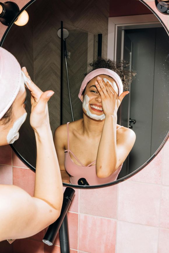 De nombreux dermatologues alertent désormais sur les effets d’une surexfoliation : rougeurs, irritations, déshydratation ou encore barrière cutanée fragilisée.

KoolShooters sur Pexels