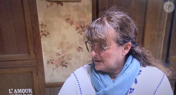 Photo : A savoir Sophie la brune, qui a la mauvaise habitude de fumer. La  vie à la ferme chez Jean-Louis dans "L'amour est dans le pré" avec ses  prétendantes Sophie et