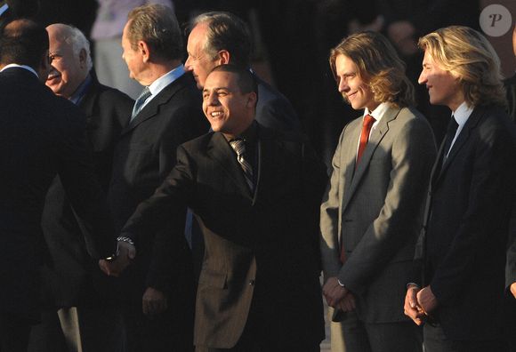 Le chanteur Faudel aux côtés des fils du président français Nicolas Sarkozy, Pierre et Jean, lors d'une cérémonie d'accueil à l'aéroport de Marrakech, au Maroc, le 22 octobre 2007, au premier jour d'une visite d'Etat de trois jours au Royaume du Maroc. Photo par Christophe Guibbaud/ABACAPRESS.COM