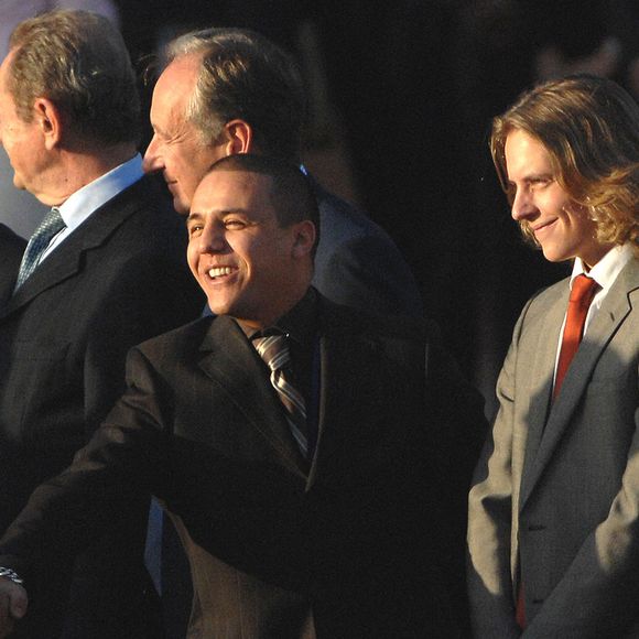 Le chanteur Faudel aux côtés des fils du président français Nicolas Sarkozy, Pierre et Jean, lors d'une cérémonie d'accueil à l'aéroport de Marrakech, au Maroc, le 22 octobre 2007, au premier jour d'une visite d'Etat de trois jours au Royaume du Maroc. Photo par Christophe Guibbaud/ABACAPRESS.COM
