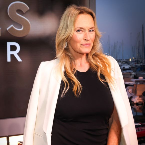 Comme le dévoile le magazine ELLE dans un long portrait, c'est désormais dans le Sud de la France que l'ex-top model a posé ses valises à l'année.

Exclusif - Estelle Lefebure pose en backstage de l'émission "C à vous" lors du 79ème Festival International du Film de Cannes le 22 mai 2026. © Jack Tribeca / Bestimage